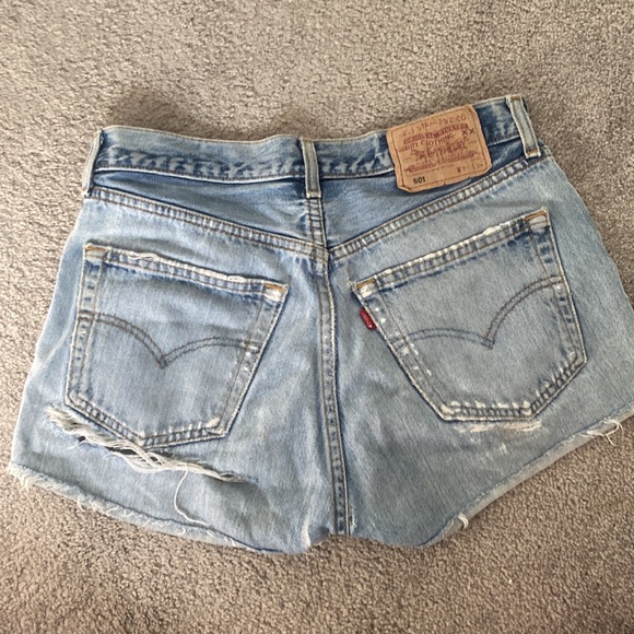 Levis 501 light wash blue jean shorts - Picture 2 of 7